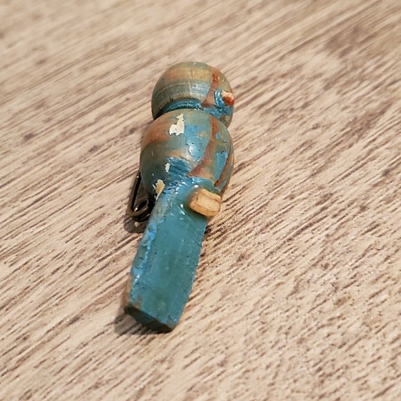 Hand crafted and painted bird pin - Picture 2 of 2